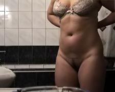 nude housewife in bath